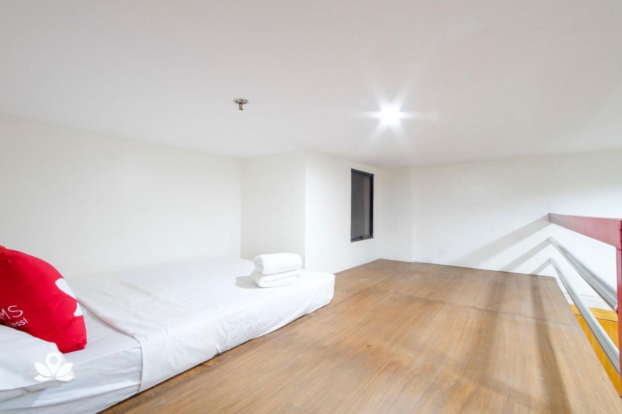 Zen Rooms Time Travellers Makati Makati City Exterior photo